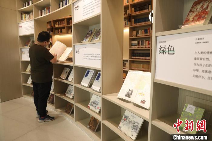 北京首家晓书馆正式开馆。　杜燕 摄